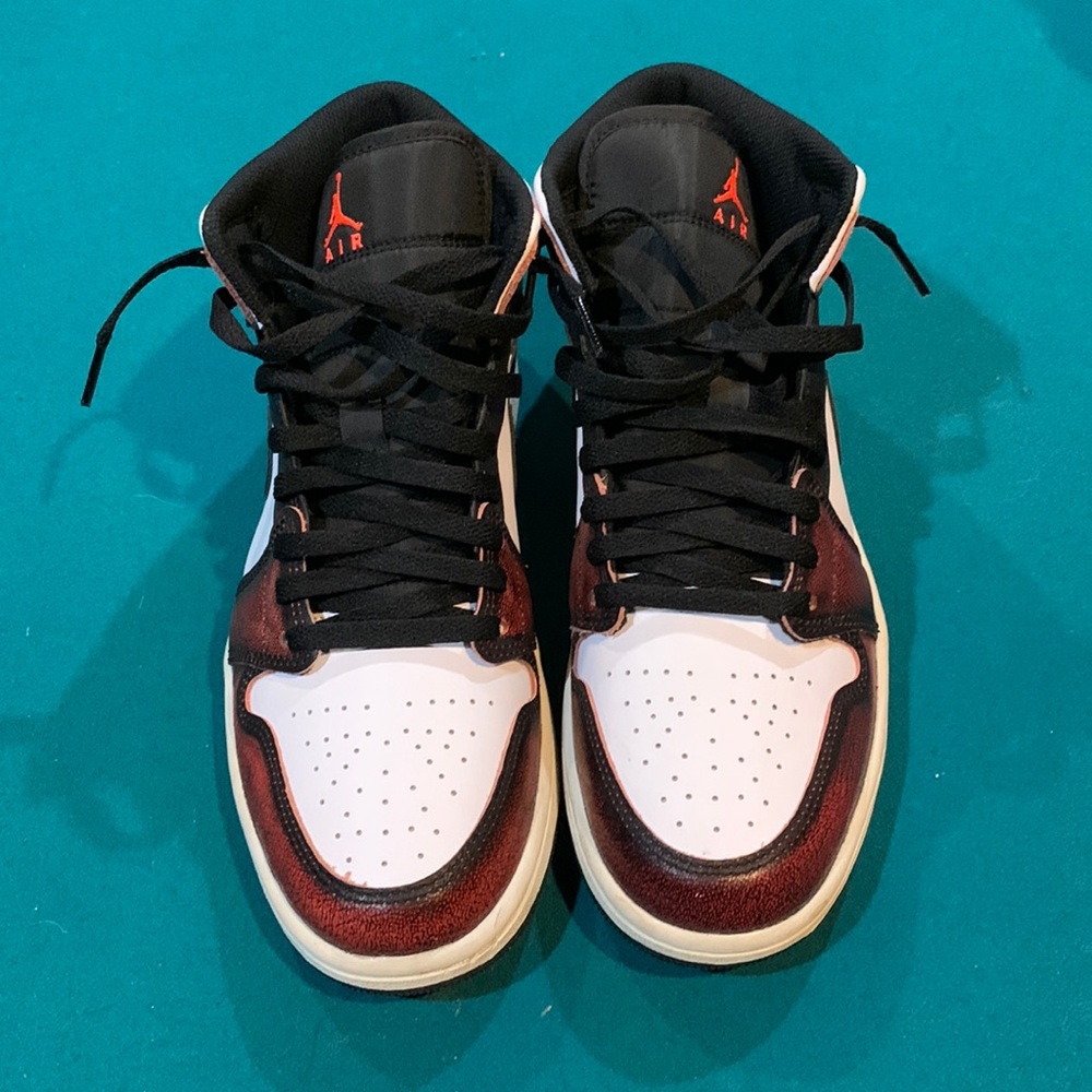 Jordan 1 mid SE